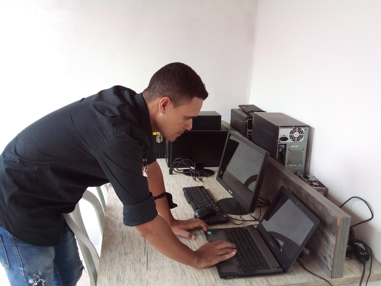 Laboratório equipado para reparos precisos